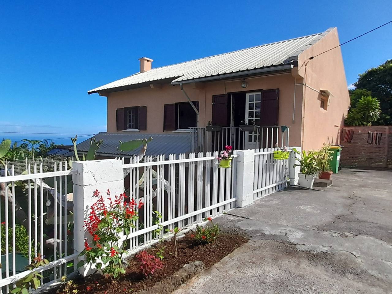 Gîte Bec Rose in halber Höhe mit Küstenblick, 2 Schlafzimmer in Le Guillaume (Réunion), Saint-Paul