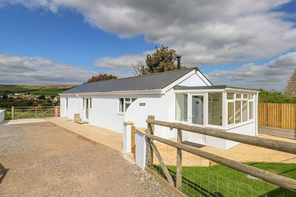 Cliff Barn, pet friendly, with open fire in Burton Bradstock in Burton Bradstock, Dorset