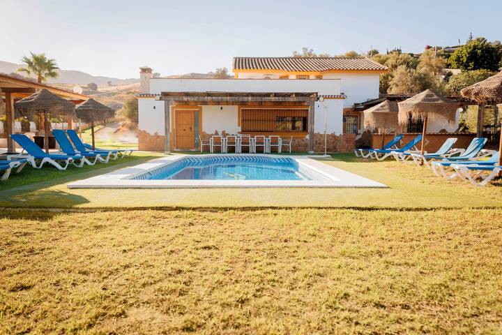 Landhaus „Finca Malagueando“ mit Bergblick, privatem Pool und Wlan in Alhaurín de la Torre, Cordillera Penibética
