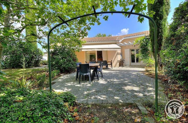 Gîte pour 15 personnes, avec Terrasse et Jardin ainsi que Piscine et Vue