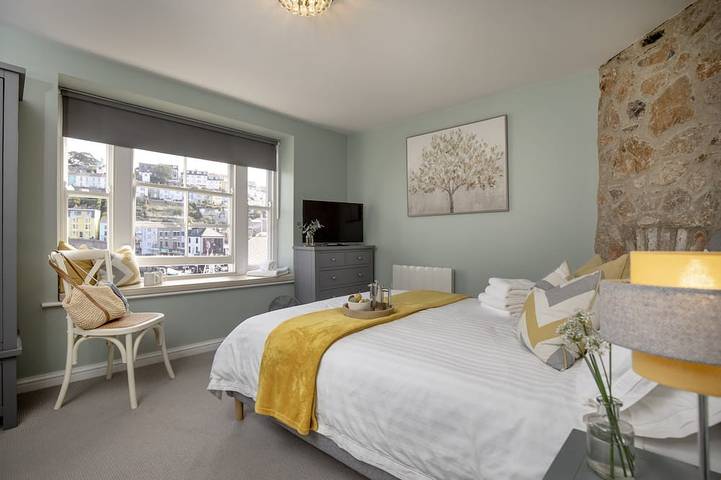 Five - La Petite Maison is a stylish waterfront holiday apartment in Brixham in Brixham, Torbay