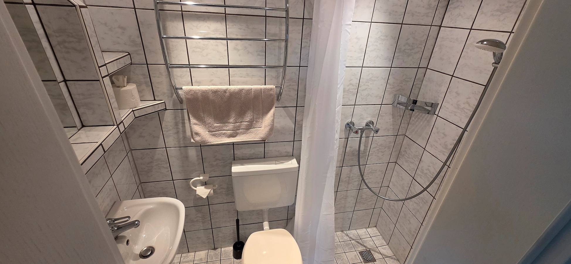Zimmer 'Doppelzimmer 1' mit gemeinsamer Terrasse, privatem Garten und Wi-Fi in Sahlenburg, Cuxhaven