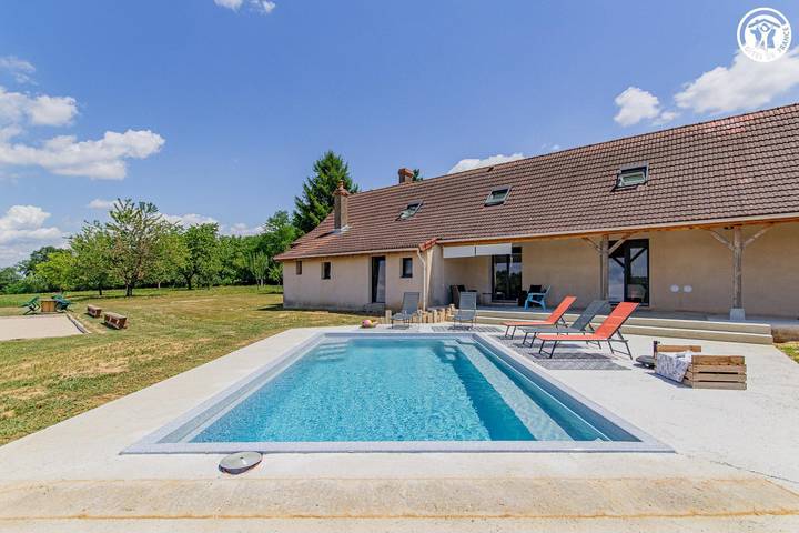 Gîte pour 12 personnes, avec Terrasse ainsi que Jardin et Piscine