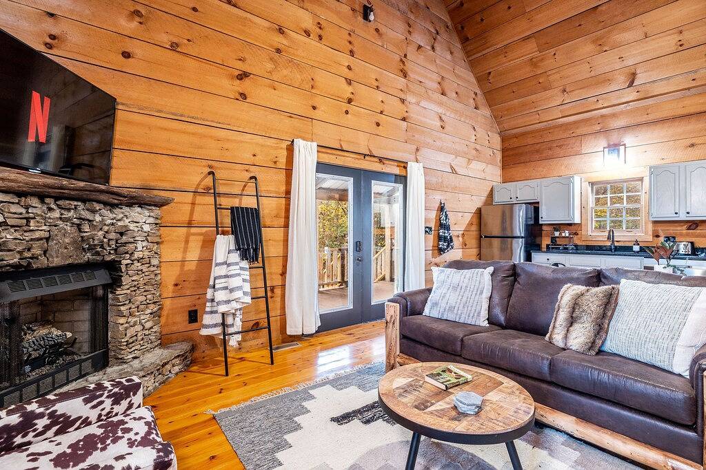 Unwind in Nature: Arcade Adventure & Hot Tub in Tuckaleechee, Blount County