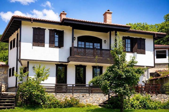 Large Cosy House by a Forest - Treehouse, Bbq, Fireplace & Mountain in Sopot (Bułgaria), Balkan Mountains