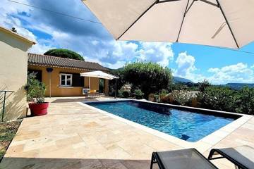 Gîte pour 6 personnes, avec terrasse et jardin à Le Pègue