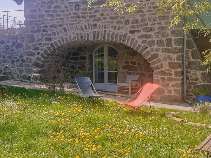 Gîte pour 2 personnes, avec piscine ainsi que vue et jardin dans Safari Peaugres