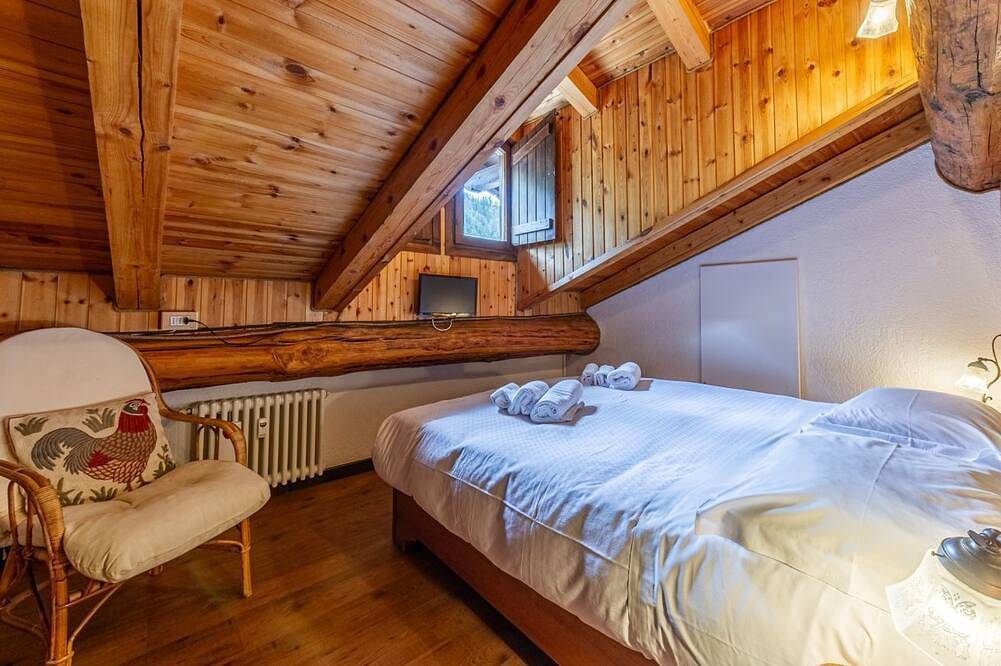 Apartamento entero, 🏠 Property Descriptionwelcome to Casa Alpina, in the heart of La Thuile, Valle d’Aosta. A typical mountain apartment, cozy and comfortable, immersed in the tranquility of an alpine village. Ideal for those seeking relaxation, nature, and ski slopes in La Thuile (pueblo), La Thuile