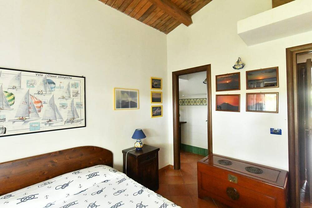 Villetta Basiluzzo, with shared pool and access to the beach in Faro Capo Vaticano, Vibo Valentia Provinz