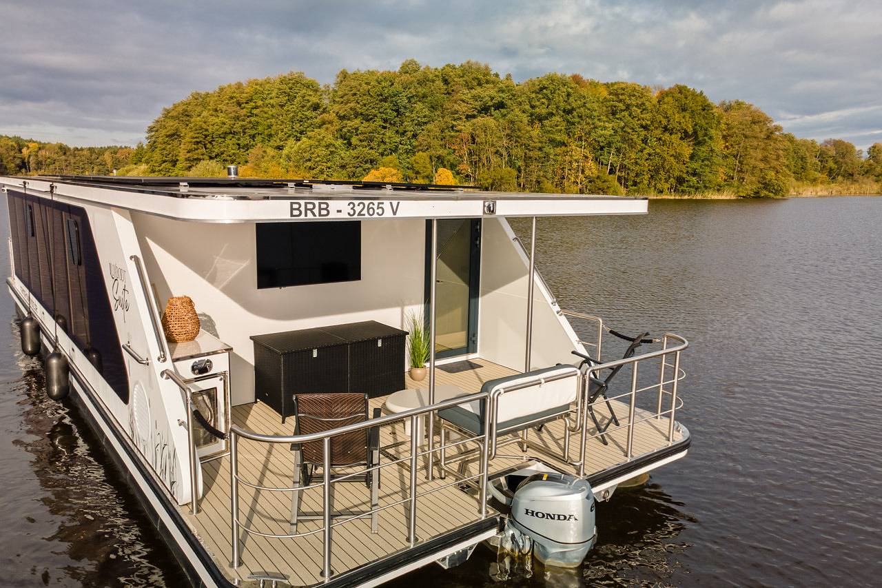 5 Sterne plus Ferienwohnung mit Blick auf den See | Lake Suite in Buchholz, Müritz