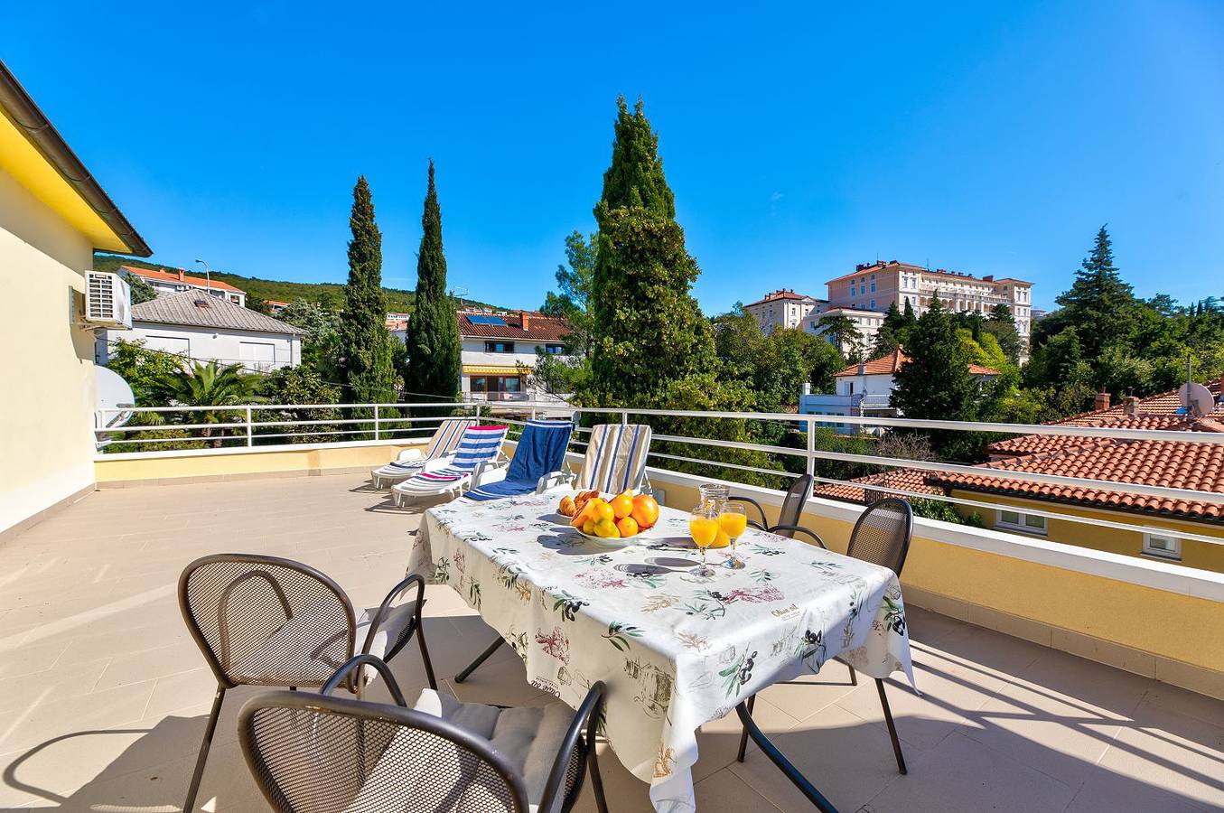 Ganze Wohnung, Einzigartiges Apartment nur 100 Meter zum Sandstrand mit grosser Dachterrasse, Meerblick, Waschmaschine in Crni molo, Crikvenica