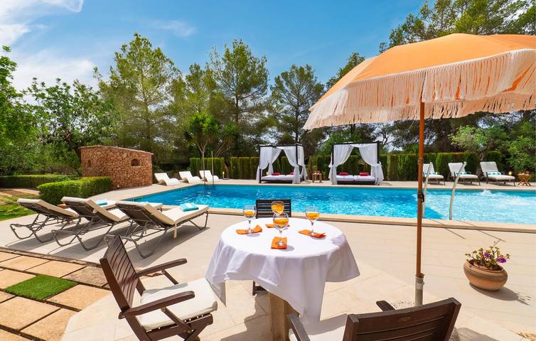 Terrasse ensoleillée au bord de la piscine avec cuisine et barbecue in Porreres, Majorque du Sud
