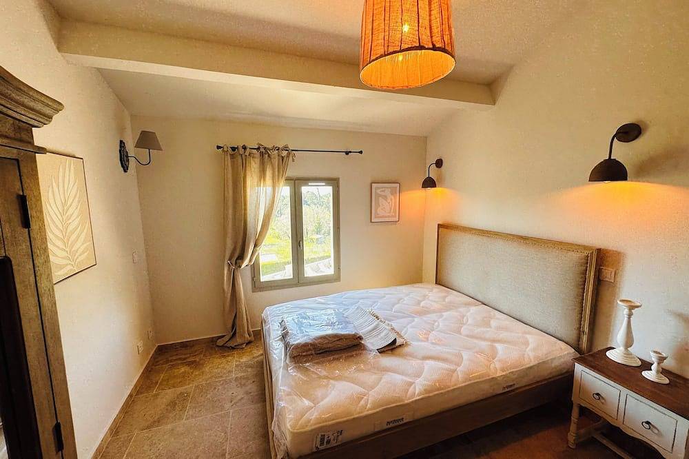 Entire apartment, 2 bedroom, 2 bathroom apartment near Lourmarin - Apartment 2 in Vaugines, Parc naturel régional du Luberon