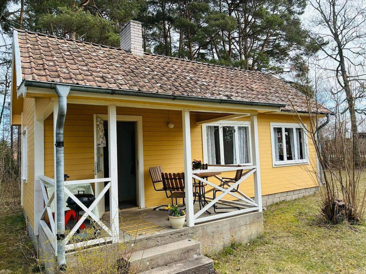 Cozy Gotland cottage low price next to Tofta beach in Tofta, Gotland