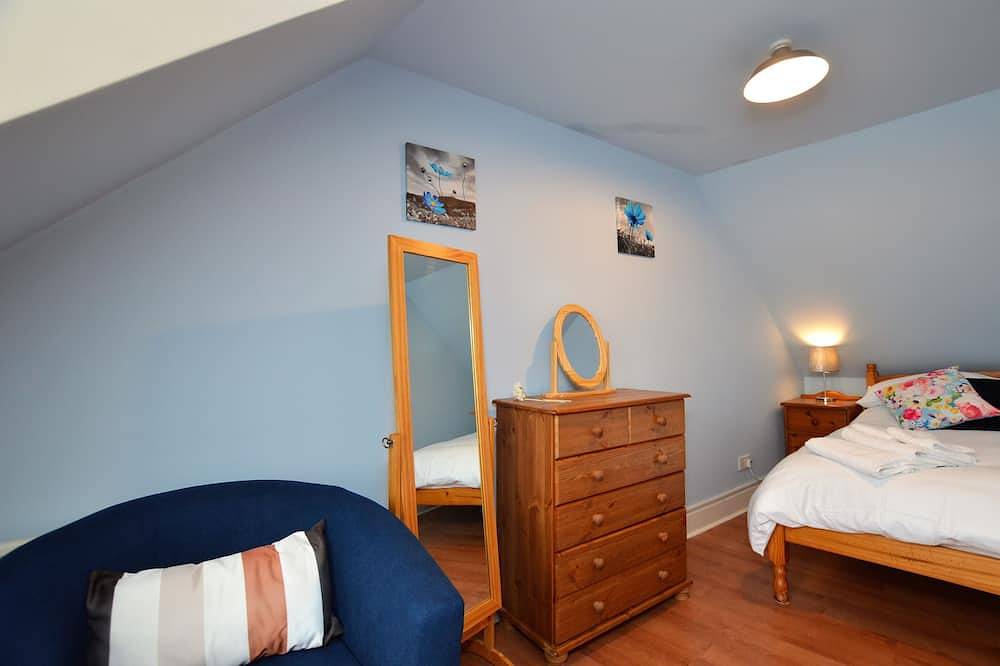 Chapelton Cottage by Loch Fyne, picturesque location in Argyll & Bute