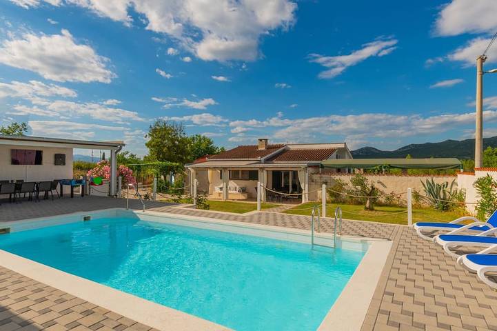 Villa für 8 Personen, mit Pool und Terrasse sowie Garten, mit Haustier - 1