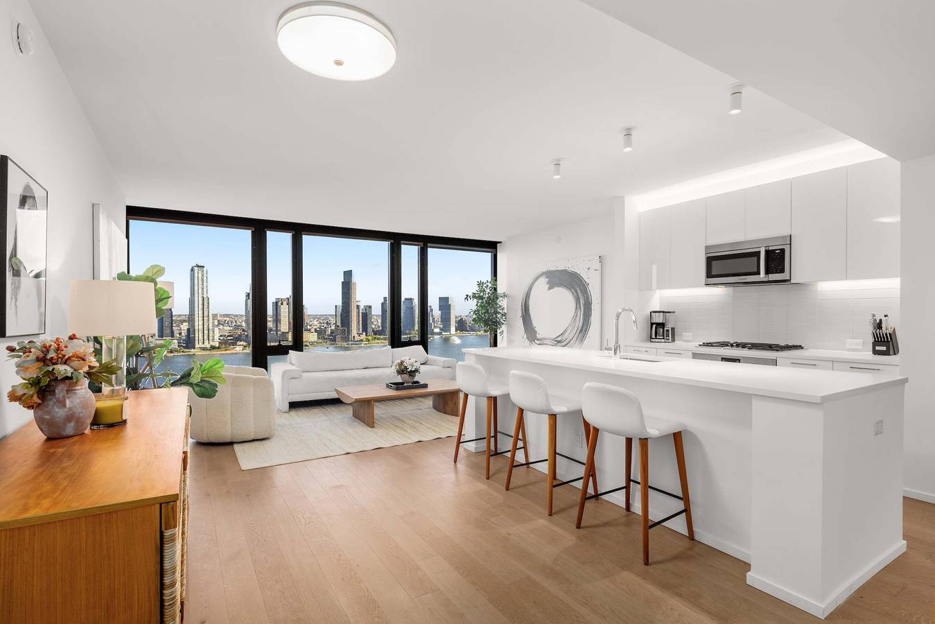 Entire apartment, Embassy Ii 24th floor 2Br w Doorman Gym Pool in Manhattan, New York City