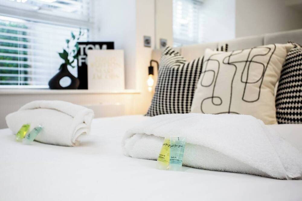 Apartamento entero, Welcome to our newly refurbished modern apartment. Enjoy a stylish experience at this centrally-located cosy nest on Roker sea front. Situated just a stone’s throw away from the beautiful North East coast Seaburn. in Roker, Sunderland