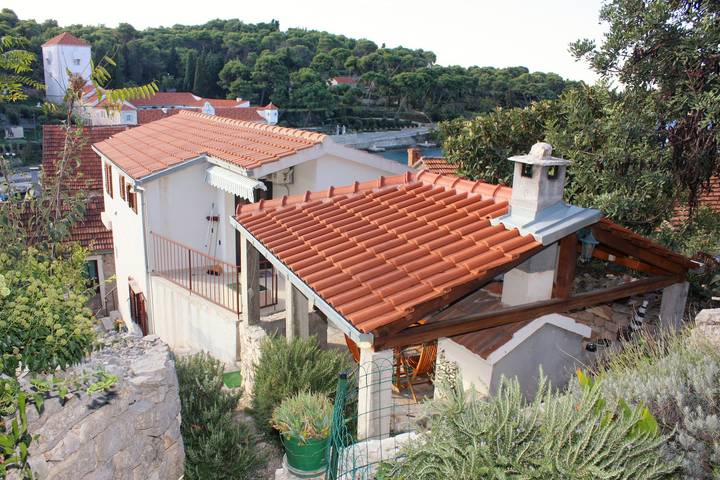 Ganze Wohnung, 2-Zimmer-Ferienwohnung mit Balkon und Meerblick Maslinica, Solta -a in Maslinica, Solta