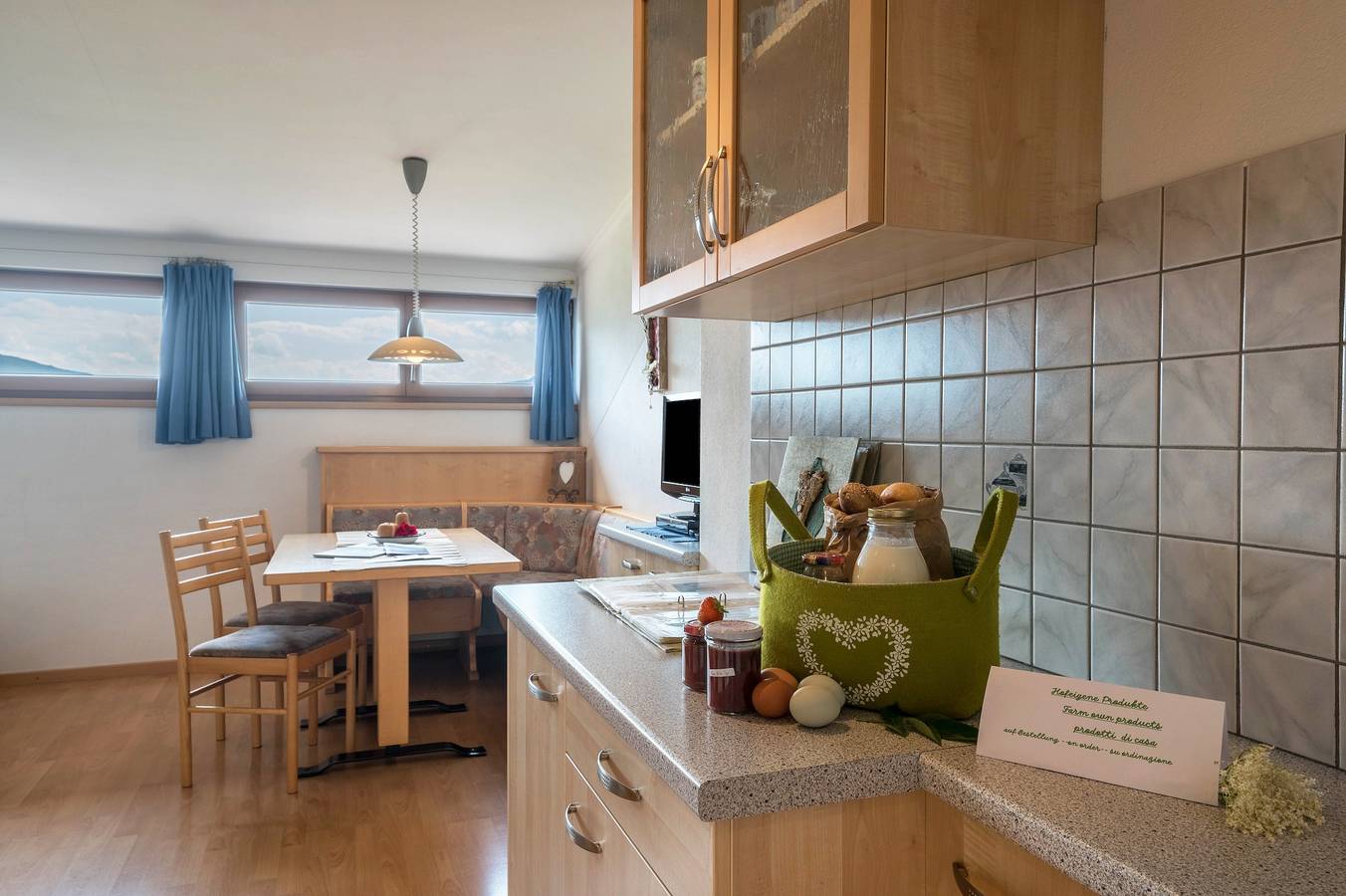 Ganze Wohnung, Ferienwohnung "Woehrmannhof Birnblüte" mit Bergblick, Gemeinschaftsgarten und Wlan in Tschiffnon, Feldthurns