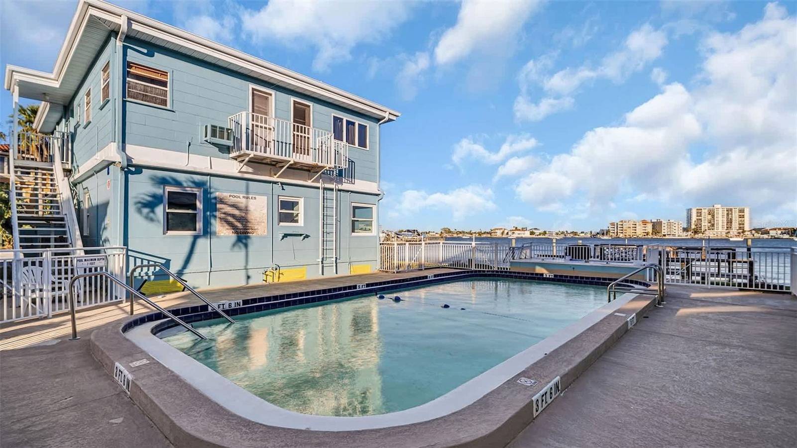 Estudio entero, Beach 2 blocks away  Heated Pool  Waterview Suite in Clearwater Beach, Clearwater