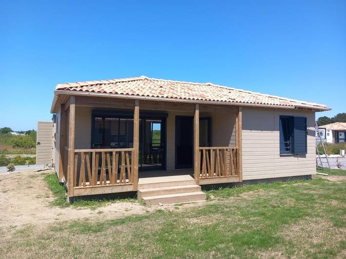 Camping pour 7 personnes, avec jardin ainsi que piscine et bassin pour enfant