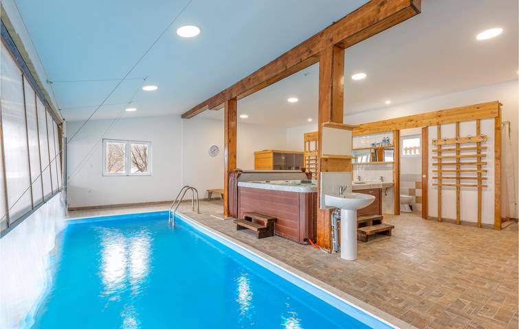 Acogedor apartamento de 40 m² con piscina cubierta y wifi in Condado de Lika-Senj