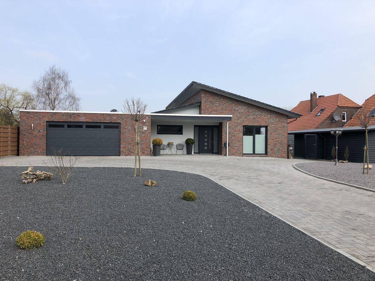 Weitblick mit Kind und Hund in Zetel, Südliche Nordseeküste