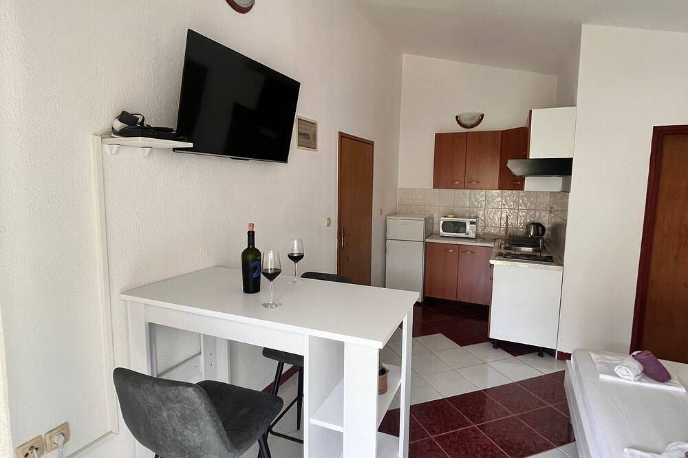 Ganze Wohnung, Studio Appartement mit Terrasse und Meerblick Metajna, Pag in Metajna, Pag