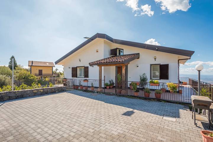 Casa vacanza per 5 persone, con giardino a Belpasso