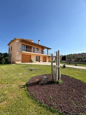 Four-Bedroom House in Navata, Oberampurien