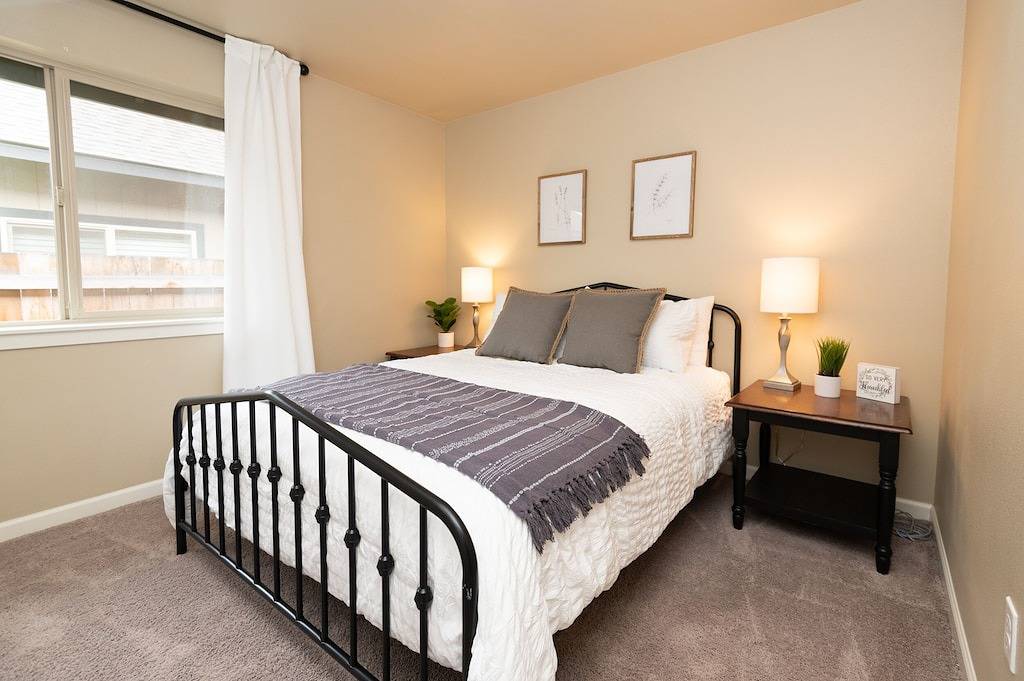King bed - Pet Friendly - Jameson's Place in Bend, Mt. Bachelor