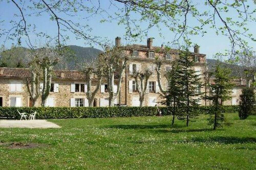 Entire apartment, Appartement en Résidence, Pied des Ocres, Rustrel in Rustrel, Parc naturel régional du Luberon