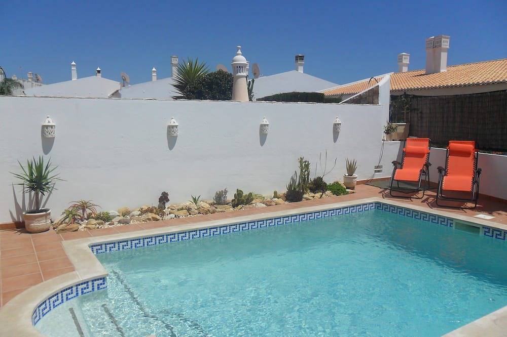Villa with private pool, close to beach, restaurants, bars and shops. Free Wifi in Luz, Faro District