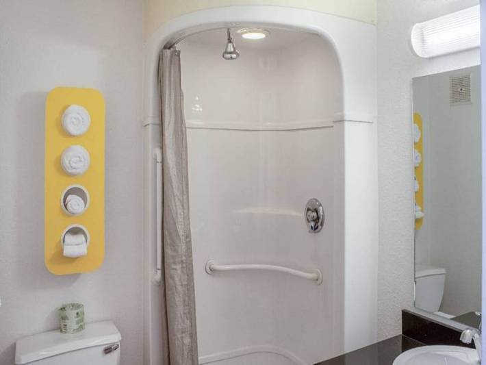 Ganze Wohnung, 1 Queensize-Bett | barrierefreie Dusche in Ukiah, California North Coast