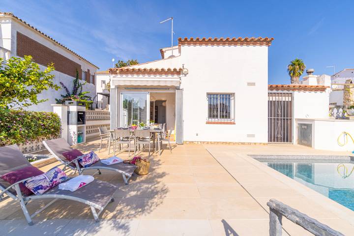 Villa pour 6 personnes, avec terrasse, animaux acceptés à Empuriabrava