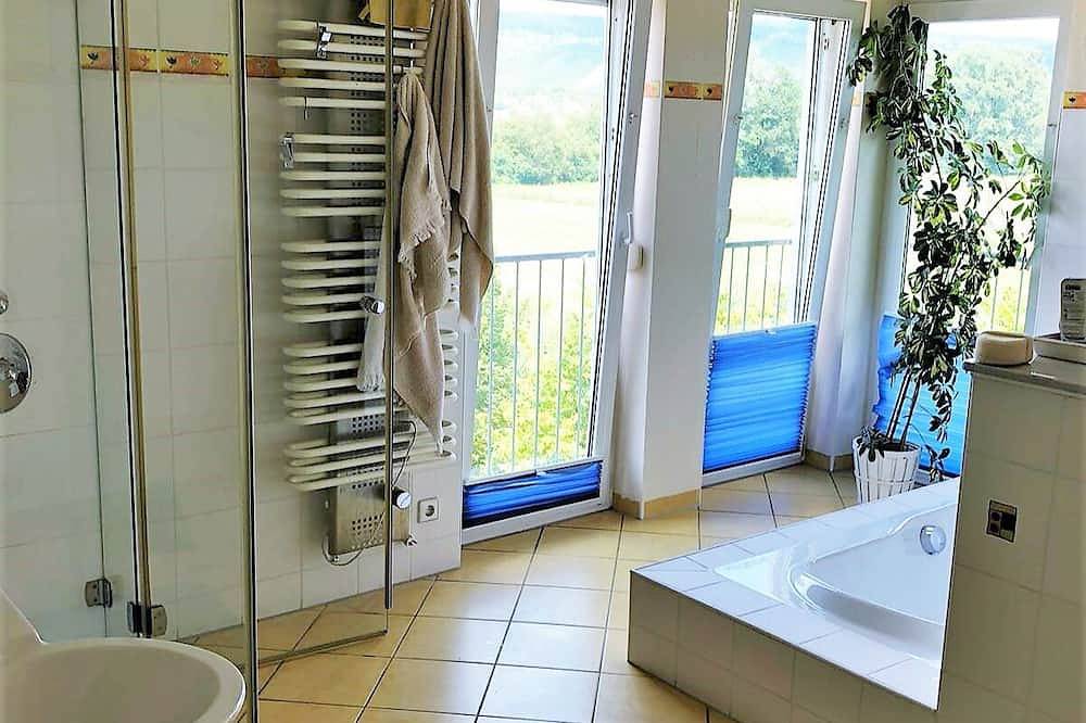 Ganze Wohnung, Great big apartment with fireplace and terrace in Weinstadt, Rems-Murr-Kreis