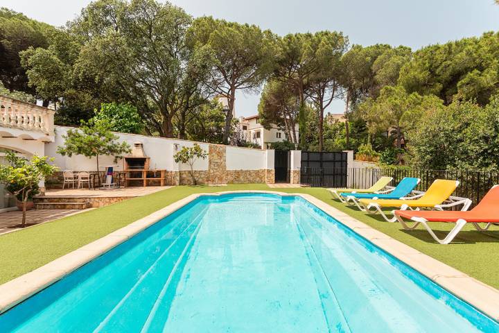 Appartamento intero, Appartamento 'Bogues' con vista montagna, piscina privata e Wi-Fi in Lloret de Mar, Costa Brava