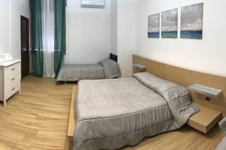 Entire apartment, CasaCondo @Flora: Relax in a Spacious Condo with Jacuzzi - Your Naples Getaway in Torre del Greco, Vesuvio National Park