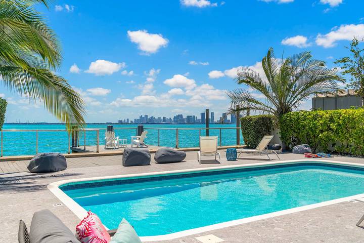 Vacation rental for 8 people, with balcony and yard, kid friendly in North Bay Village
