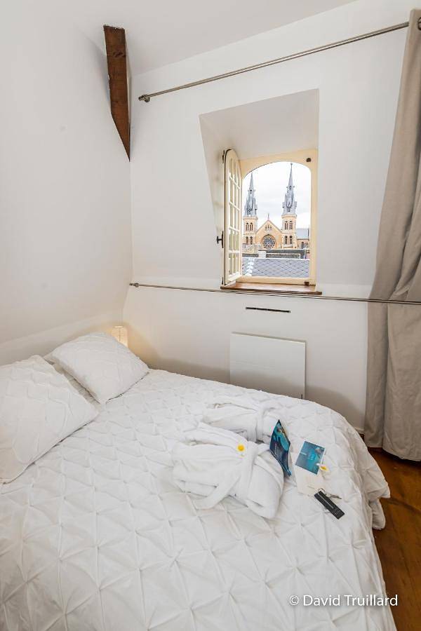 Appartement entier, Suites Mana - Te Fiti en Plein Centre de la Place Ducale avec vue sur les toits in Charleville-Mézières, Ardennes