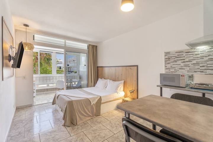 Hel enrumslägenhet, Vacation Studio 'Hand Made Suite' with Shared Pool, Wi-Fi & Air Conditioning in Costa del Silencio, Arona