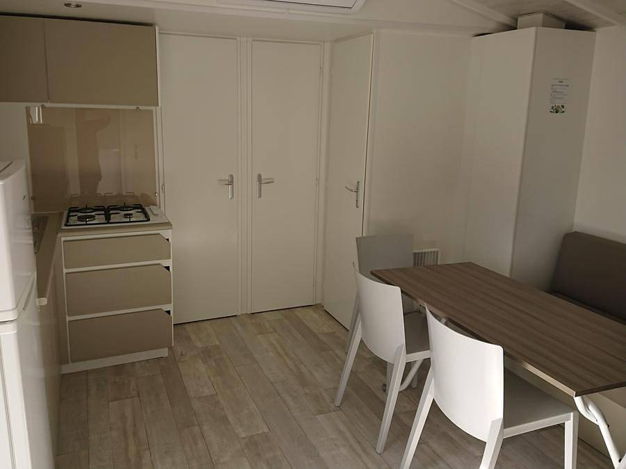 Camping de Ceyreste - Mobilheim 6 personen - Confort 3 Schlafzimmer 8.60m x 4m (34m²) + halbüberdachte Terrasse + Klimaanlage + Fernseher in Ceyreste, Marseille und Umgebung