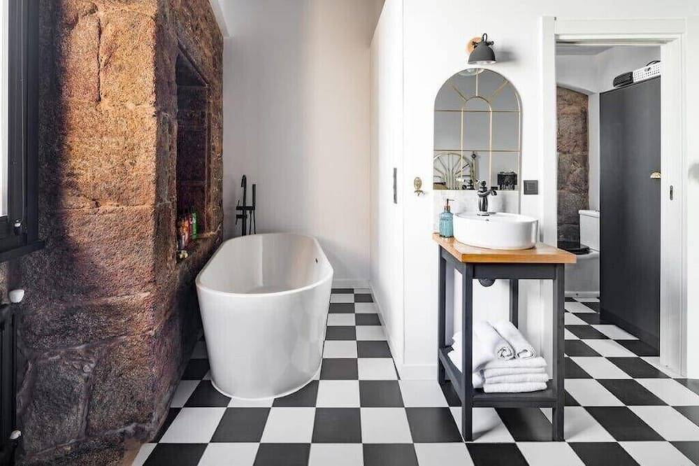 Appartement entier, The 20's Suite. Loft with bathtub, outdoor terrace and wood-burning fireplace. in Corcubión, Costa da Morte