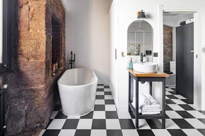 Ganze Wohnung, The 20's Suite. Loft with bathtub, outdoor terrace and wood-burning fireplace. in Corcubión, Costa da Morte