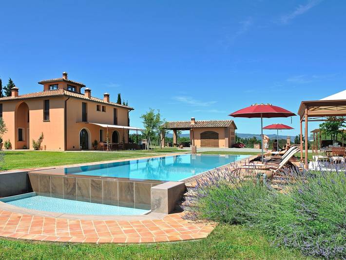Agriturismo per 11 persone, con giardino e piscina, con animali domestici in Peccioli