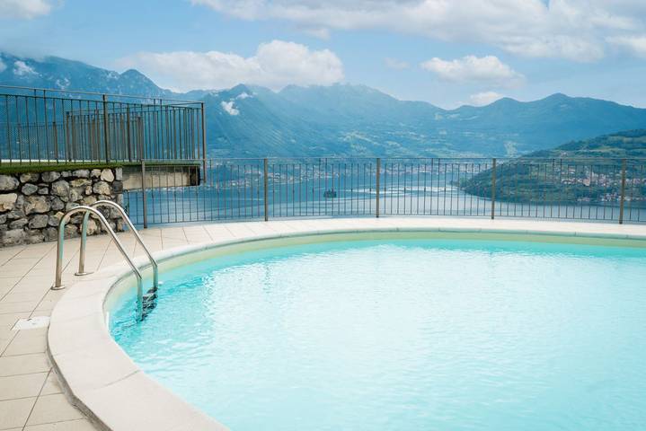 Vakantiewoning voor 2 personen, with uitzicht op het meer and zwembad as well as balkon/terras aan het Iseomeer