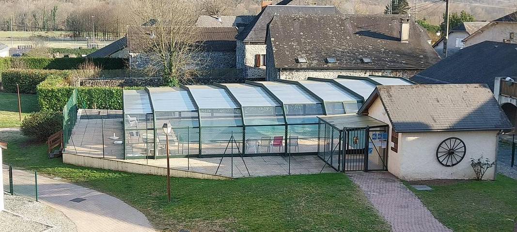 Gîte pour 4 personnes, avec piscine ainsi que vue et jardin à Bielle (Pyrénées-Atlantiques)