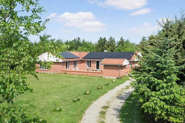 Ferieudlejning for 10 personer, med pool og terrasse såvel som sauna og jacuzzi, husdyr tilladt i Thorup Strand