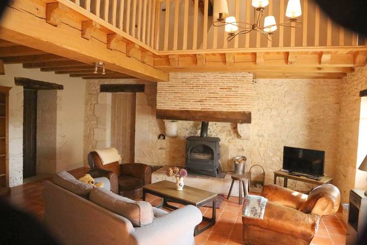 Location de vacances pour 6 personnes, avec piscine ainsi que vue et jardin à Ligueux